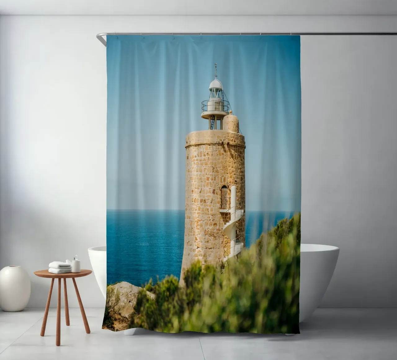 Faro in riva al mare in Spagna, Andalusia con cielo azzurro tenda da doccia da Bold and Retro
