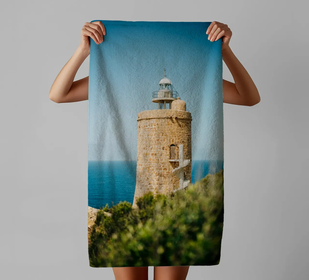 Faro in riva al mare in Spagna, Andalusia con cielo azzurro asciugamano da bagno da Bold and Retro