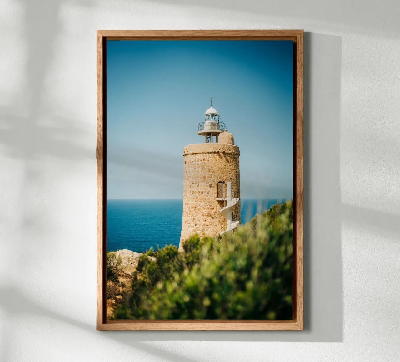 Faro in riva al mare in Spagna, Andalusia con cielo azzurro tela con Cornice a cassetta da Bold and Retro