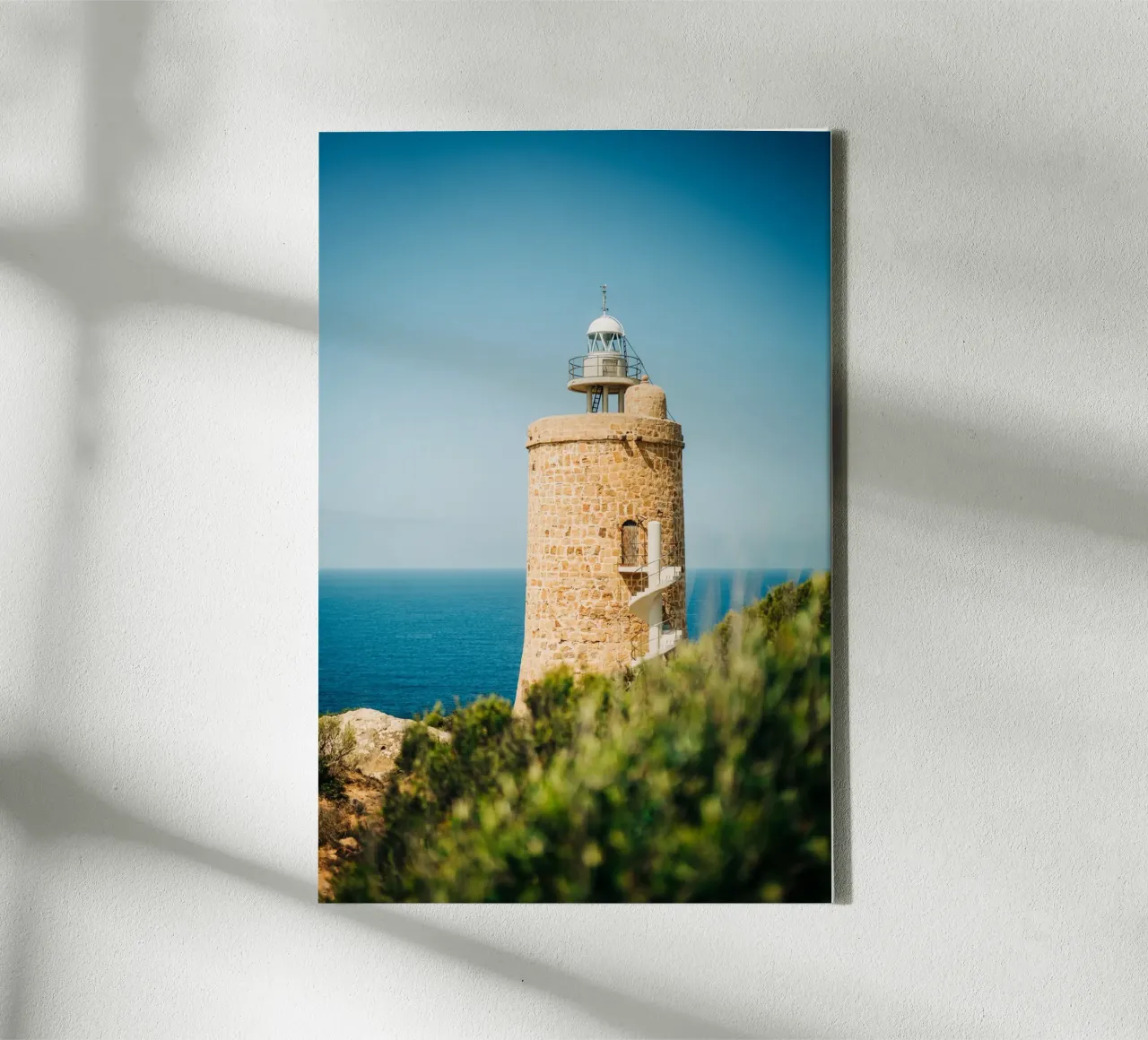 Faro in riva al mare in Spagna, Andalusia con cielo azzurro tela con Cornice a cassetta da Bold and Retro