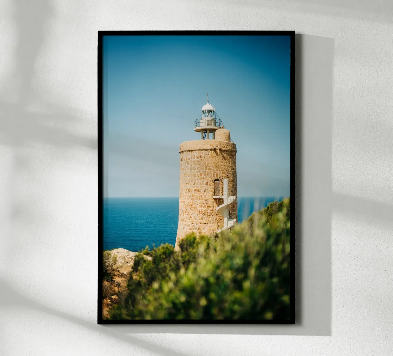 Faro in riva al mare in Spagna, Andalusia con cielo azzurro carta hahnemühle da Bold and Retro