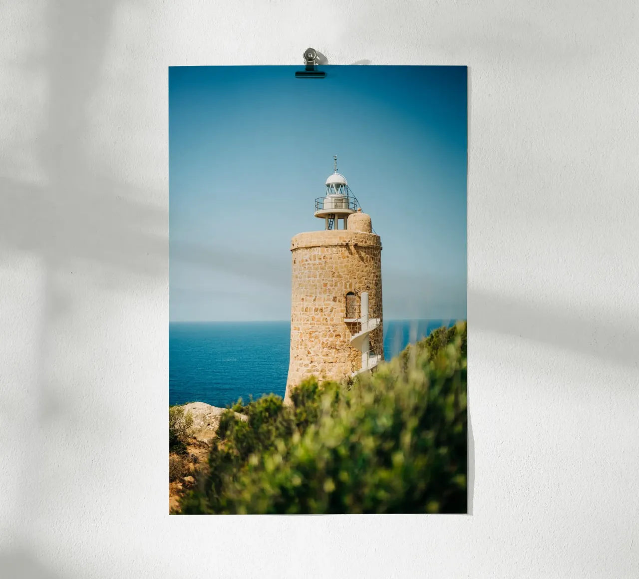 Faro in riva al mare in Spagna, Andalusia con cielo azzurro carta hahnemühle da Bold and Retro