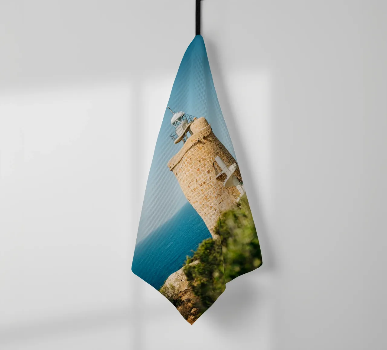 Faro in riva al mare in Spagna, Andalusia con cielo azzurro canovaccio da cucina da Bold and Retro