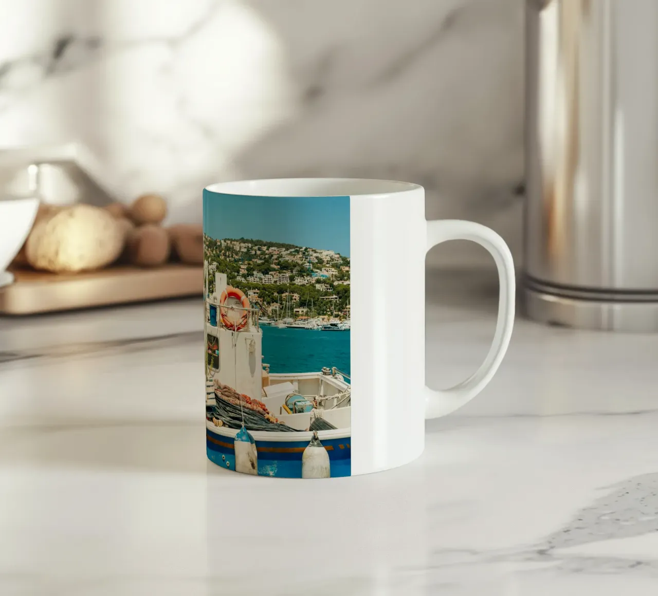 Maiorca - antico peschereccio nel porto di Port d'Andratx tazza in ceramica da Bold and Retro