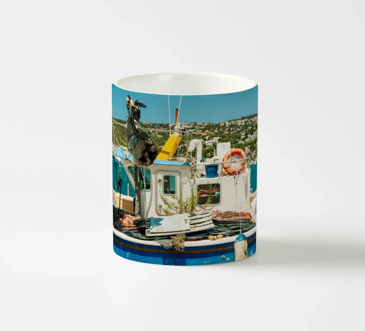 Maiorca - antico peschereccio nel porto di Port d'Andratx tazza in ceramica da Bold and Retro