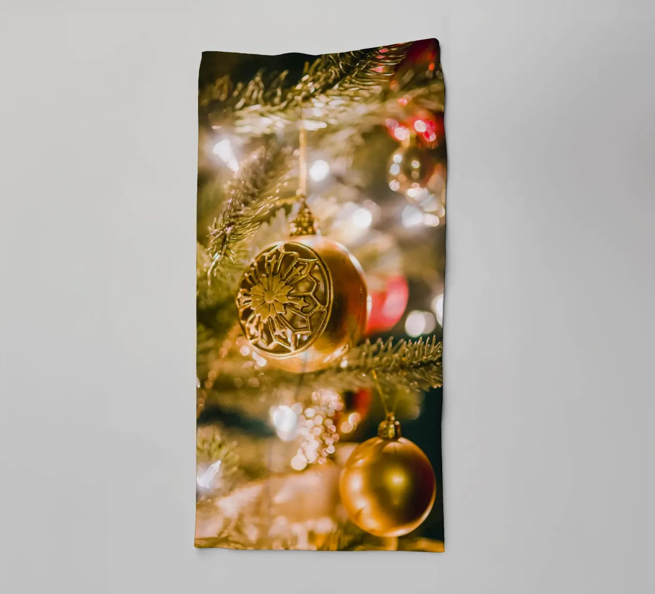 Boule de Noël dorée - Un motif de fête élégant serviette de bain de Whole©