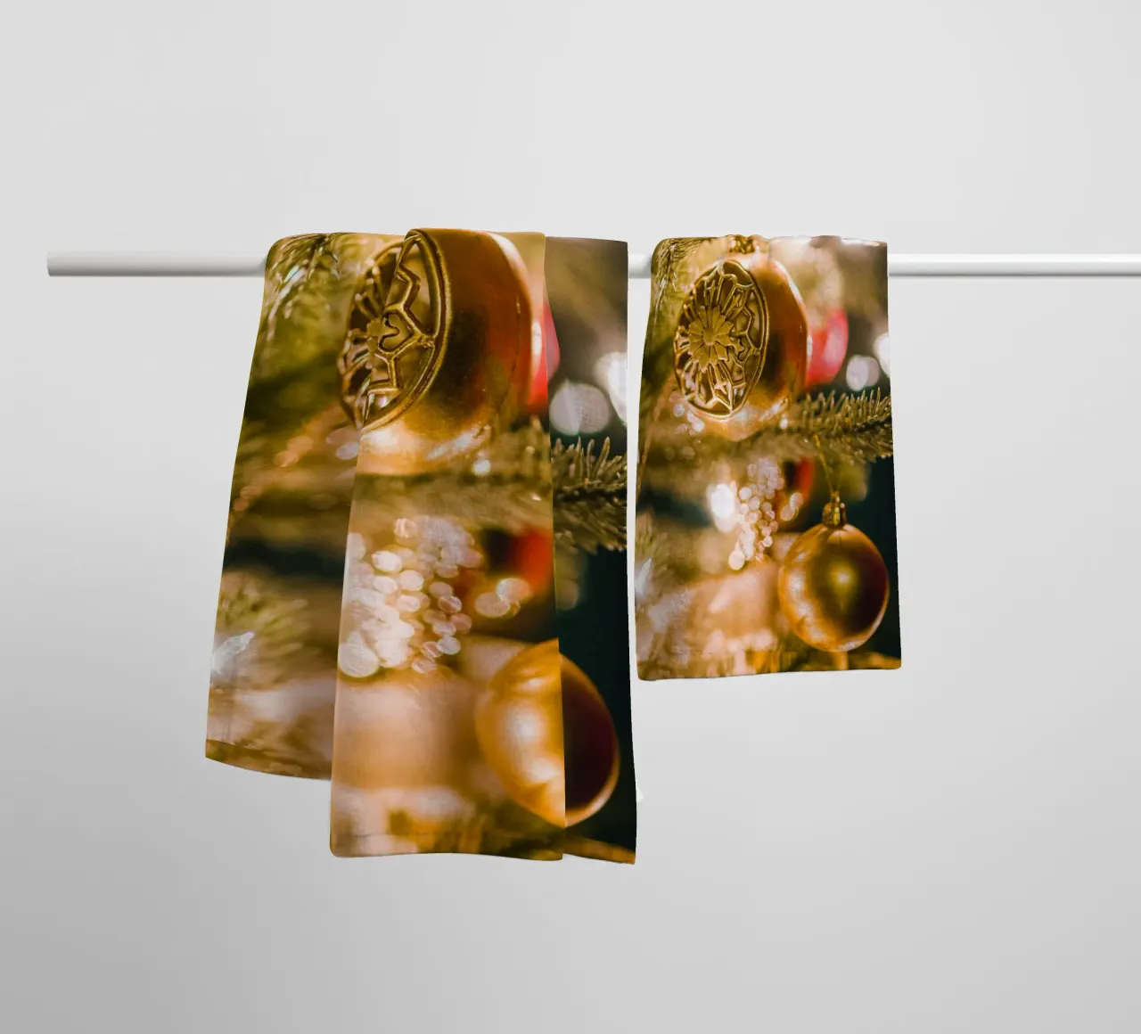 Boule de Noël dorée - Un motif de fête élégant serviette de bain de Whole©