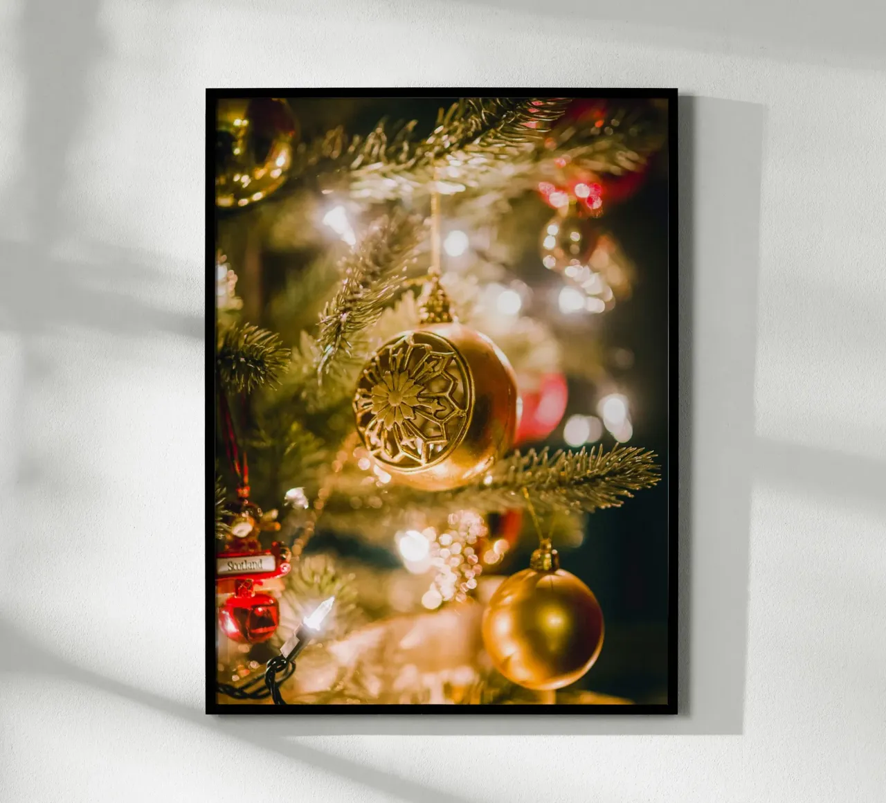 Boule de Noël dorée - Un motif de fête élégant poster de Whole©