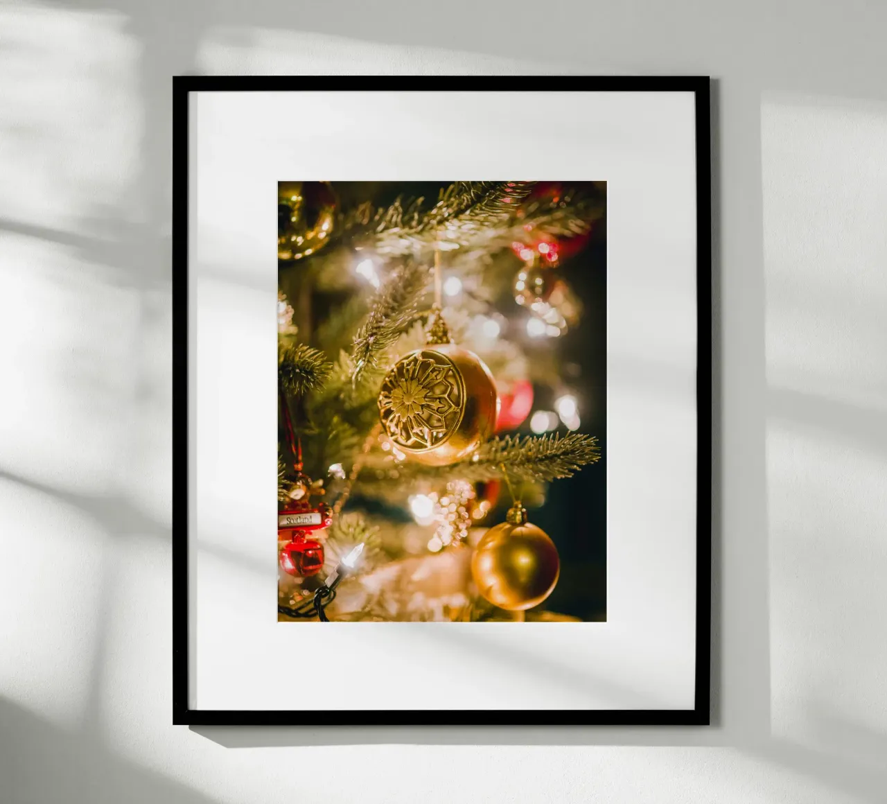 Boule de Noël dorée - Un motif de fête élégant poster de Whole©