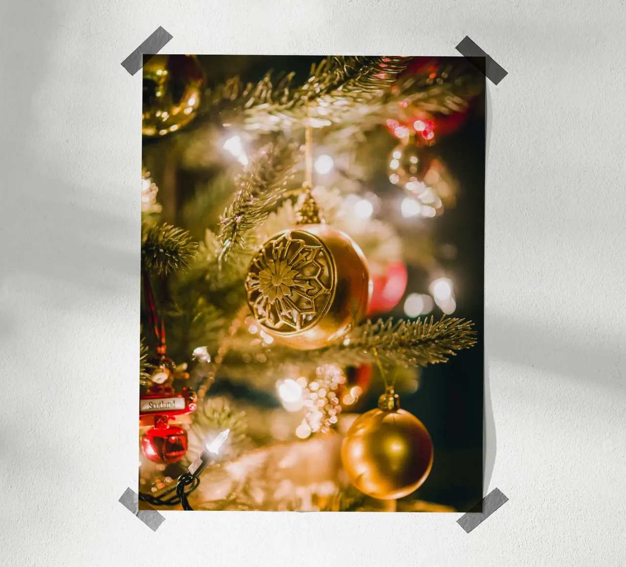 Boule de Noël dorée - Un motif de fête élégant poster de Whole©