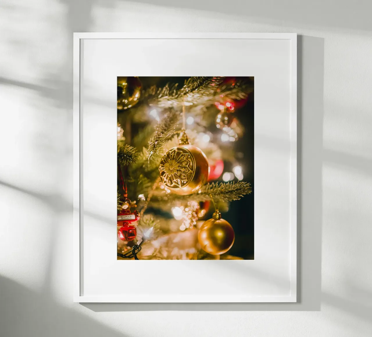 Boule de Noël dorée - Un motif de fête élégant poster de Whole©