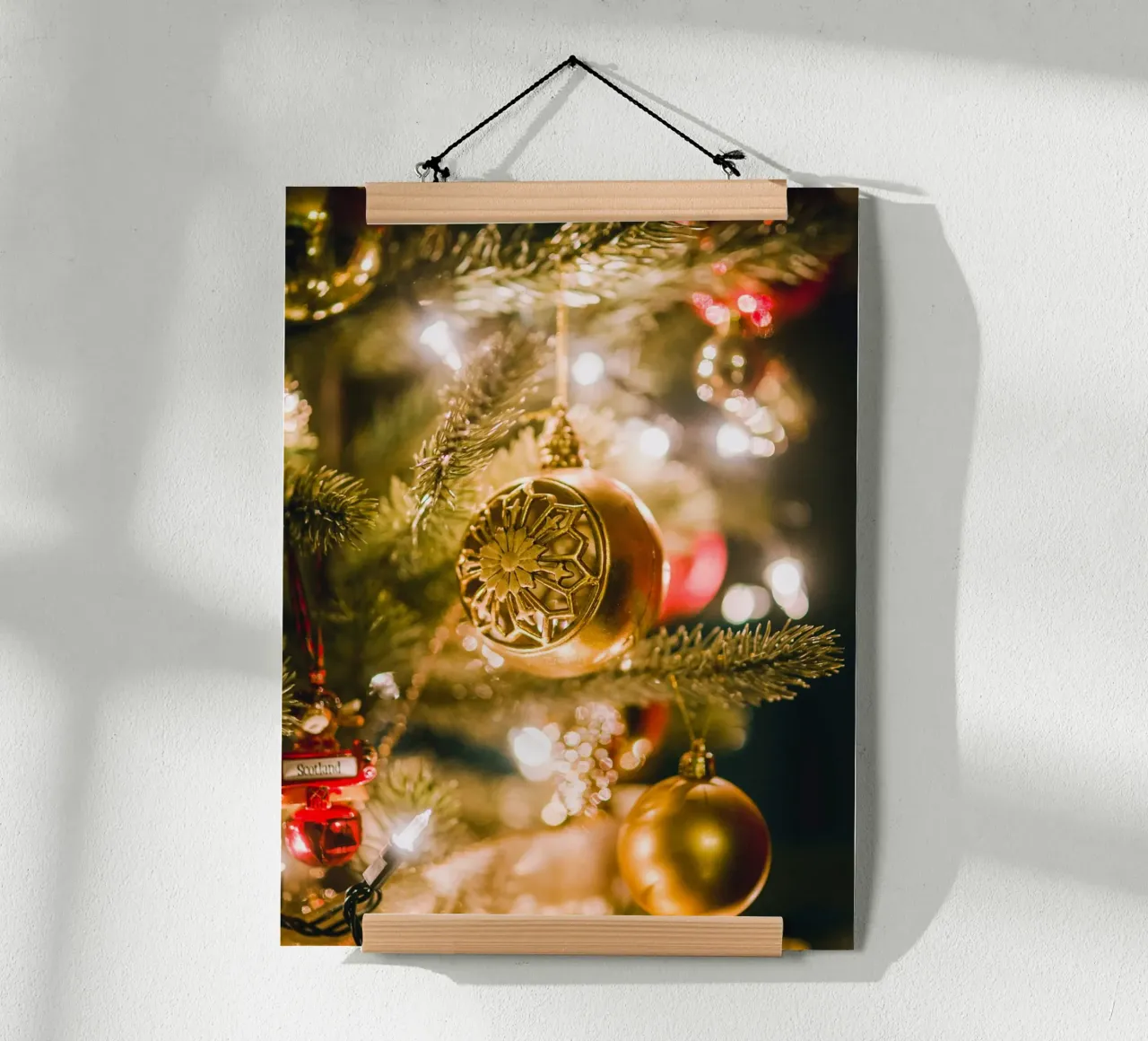 Boule de Noël dorée - Un motif de fête élégant poster de Whole©