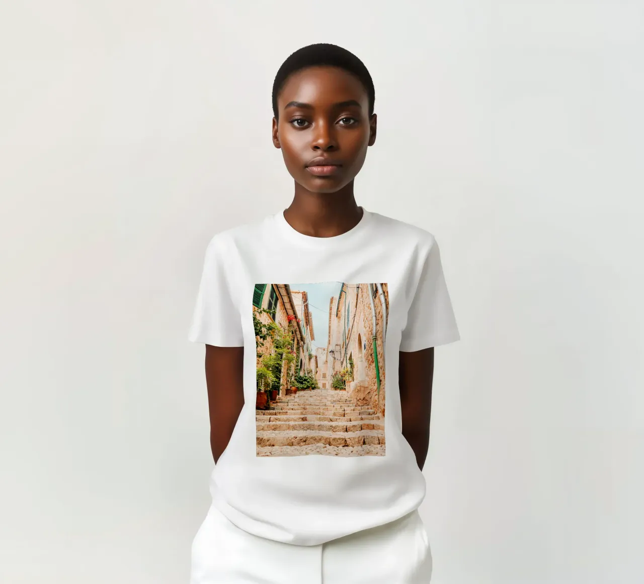 Maiorca - Scala in pietra con piante verdi a Fornalutx t-shirt da Bold and Retro