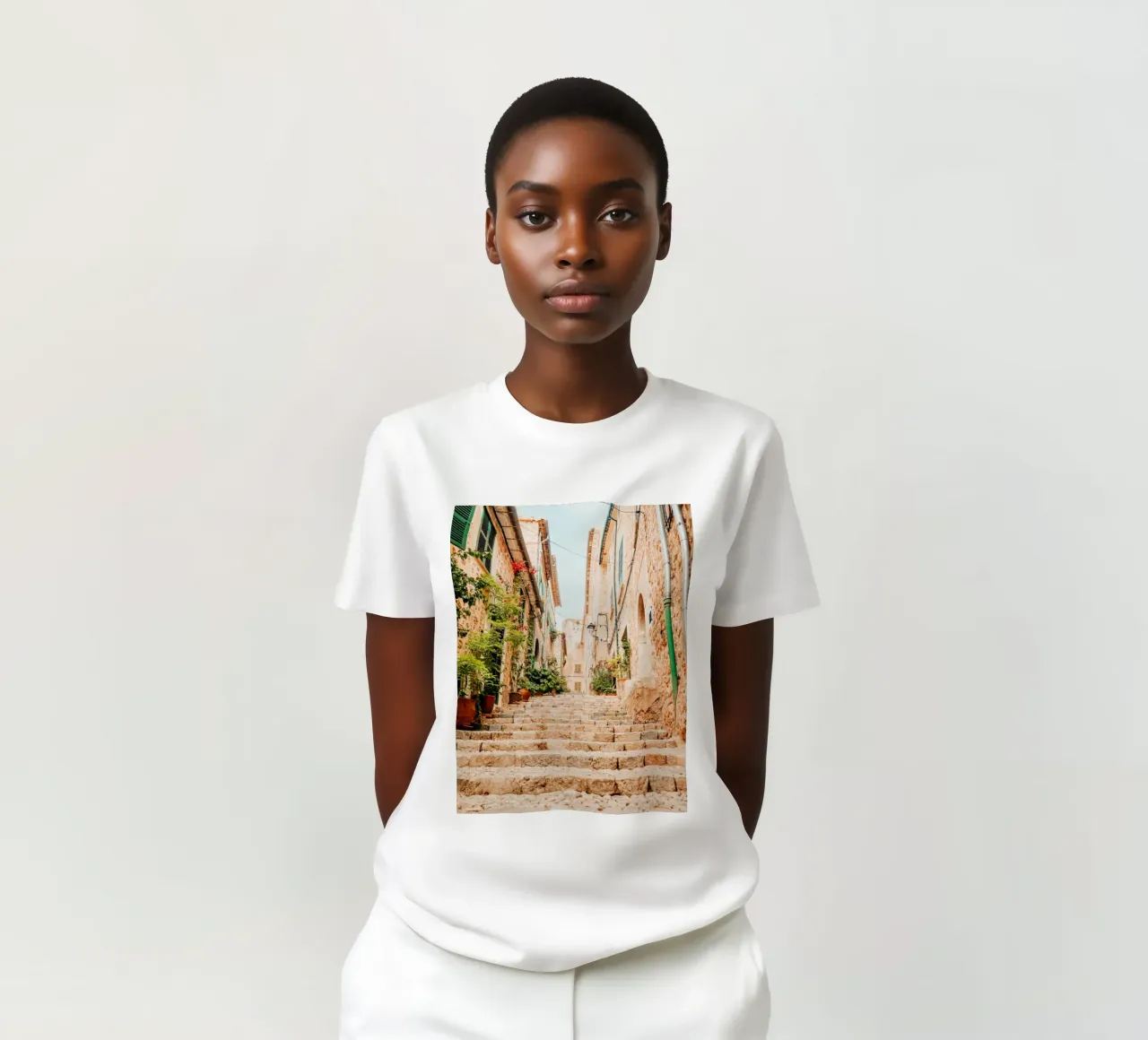 Majorque - Escalier en pierre avec plantes vertes à Fornalutx t-shirt de Bold and Retro