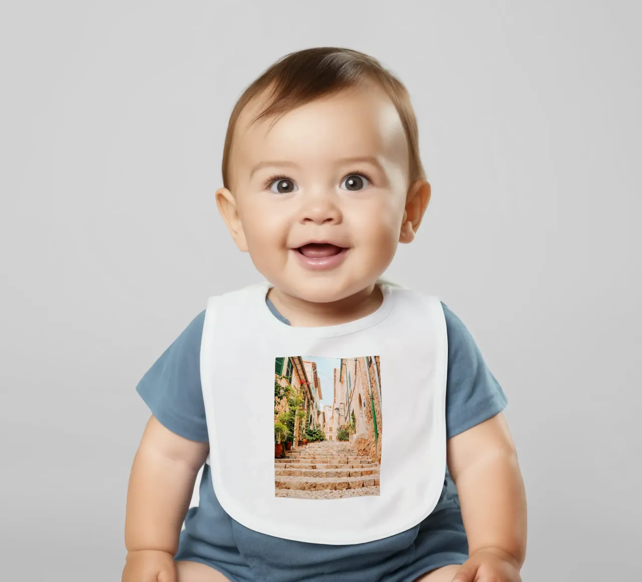 Maiorca - Scala in pietra con piante verdi a Fornalutx bavaglino da Bold and Retro