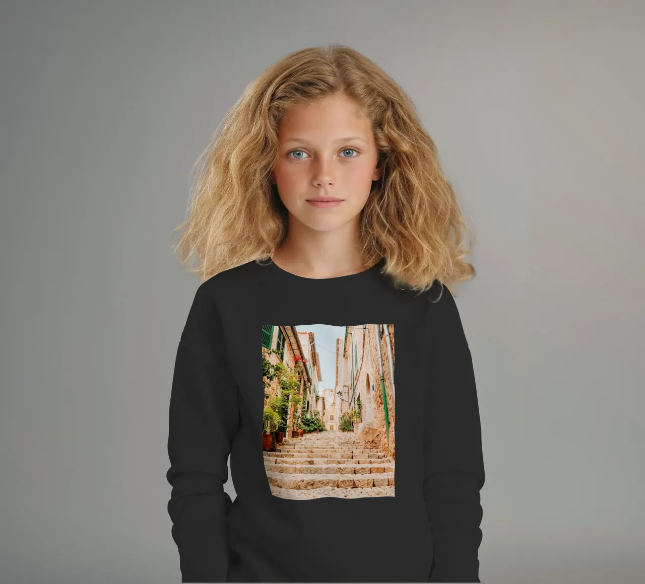 Maiorca - Scala in pietra con piante verdi a Fornalutx felpa bambino da Bold and Retro