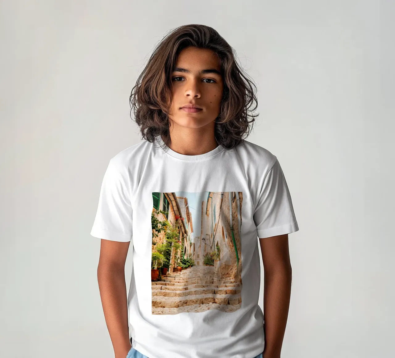 Maiorca - Scala in pietra con piante verdi a Fornalutx t-shirt bambini da Bold and Retro