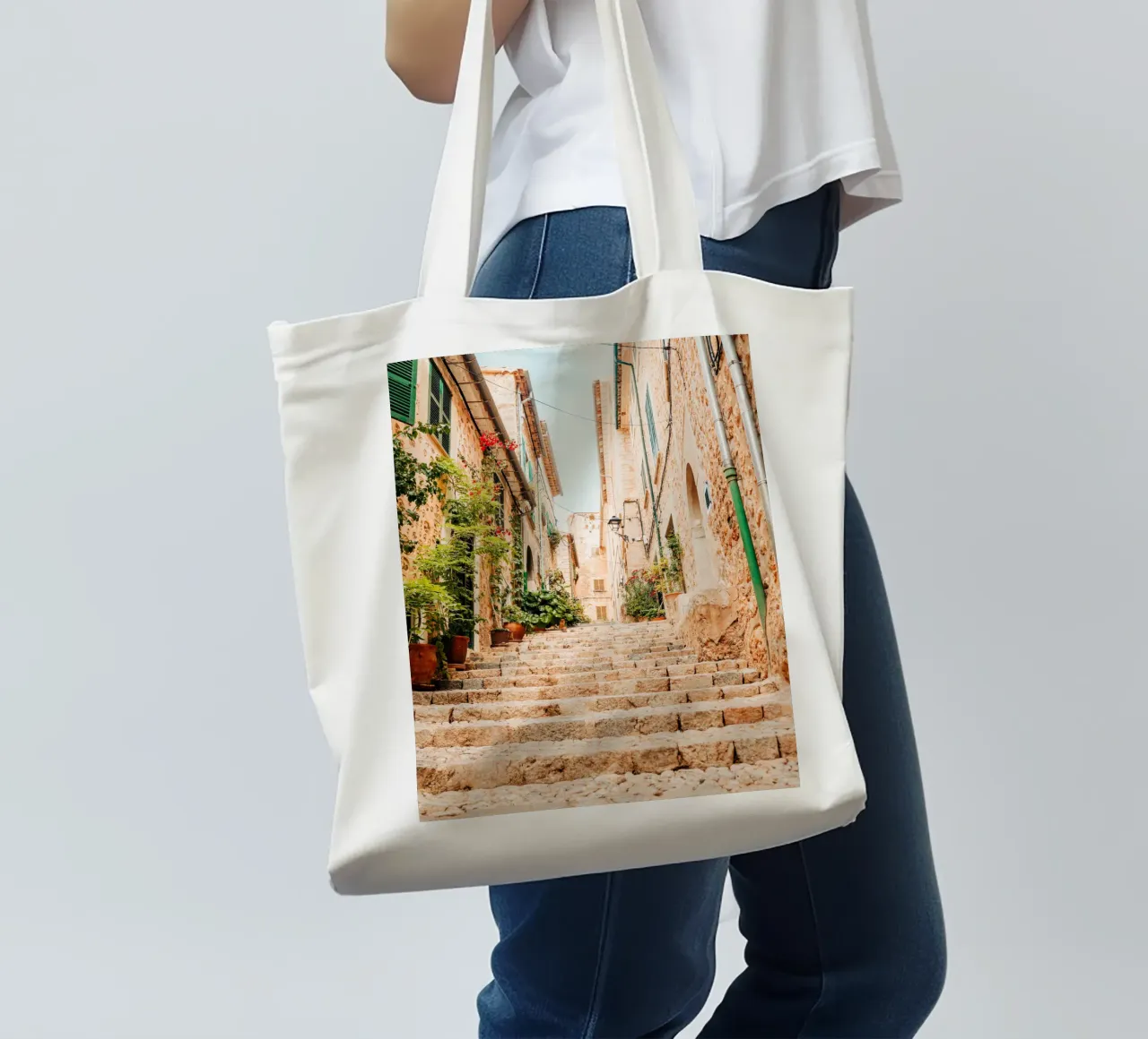 Maiorca - Scala in pietra con piante verdi a Fornalutx borsa in juta da Bold and Retro