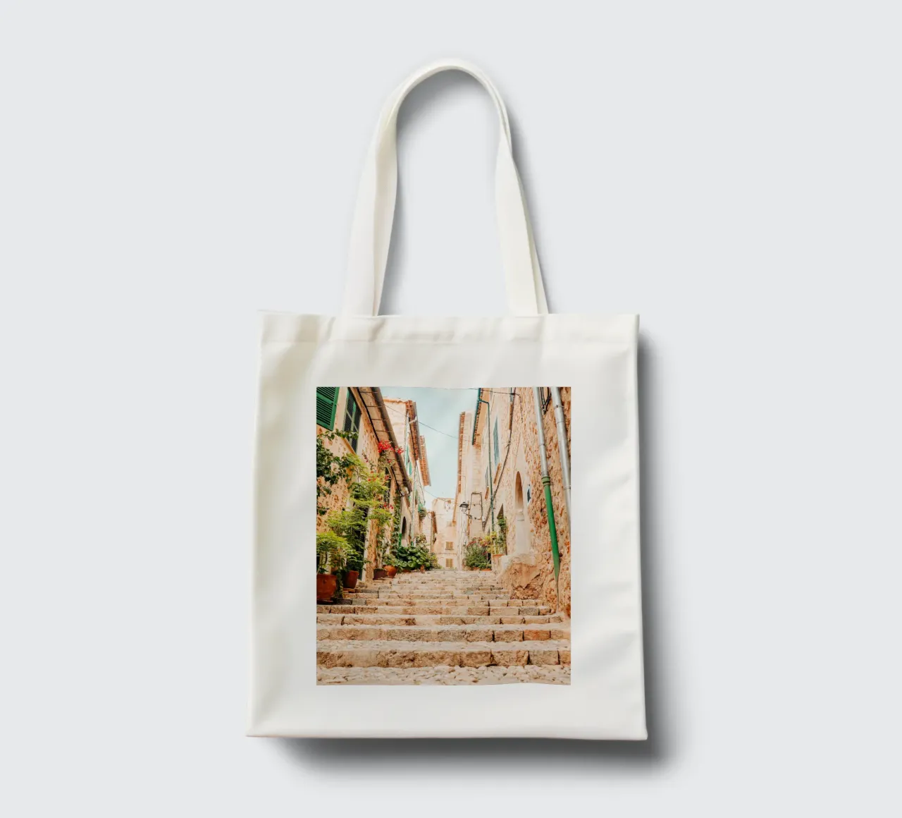 Maiorca - Scala in pietra con piante verdi a Fornalutx borsa in juta da Bold and Retro