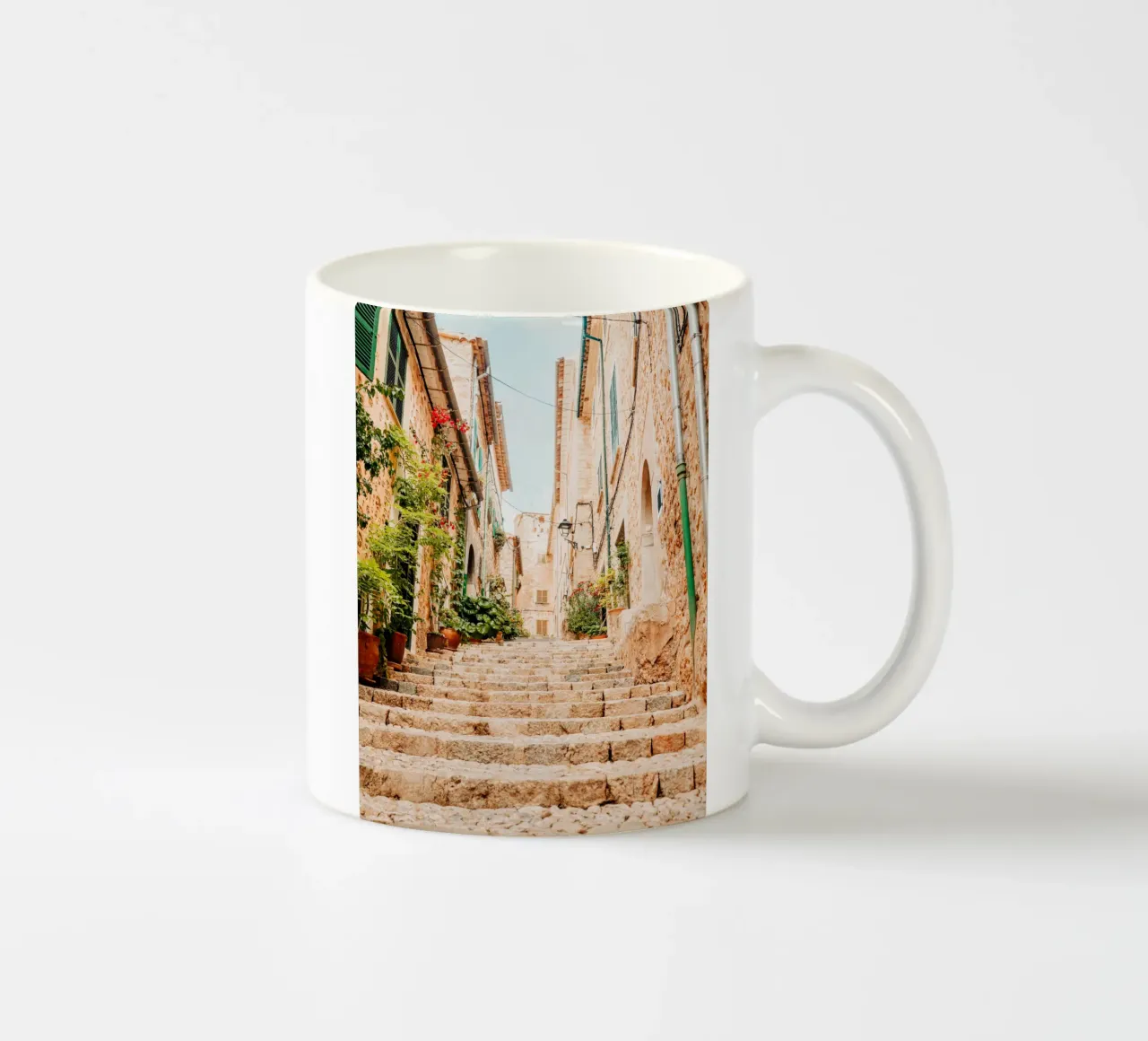 Mallorca - Steintreppe mit grünen Pflanzen in Fornalutx Keramik Tasse von Bold and Retro
