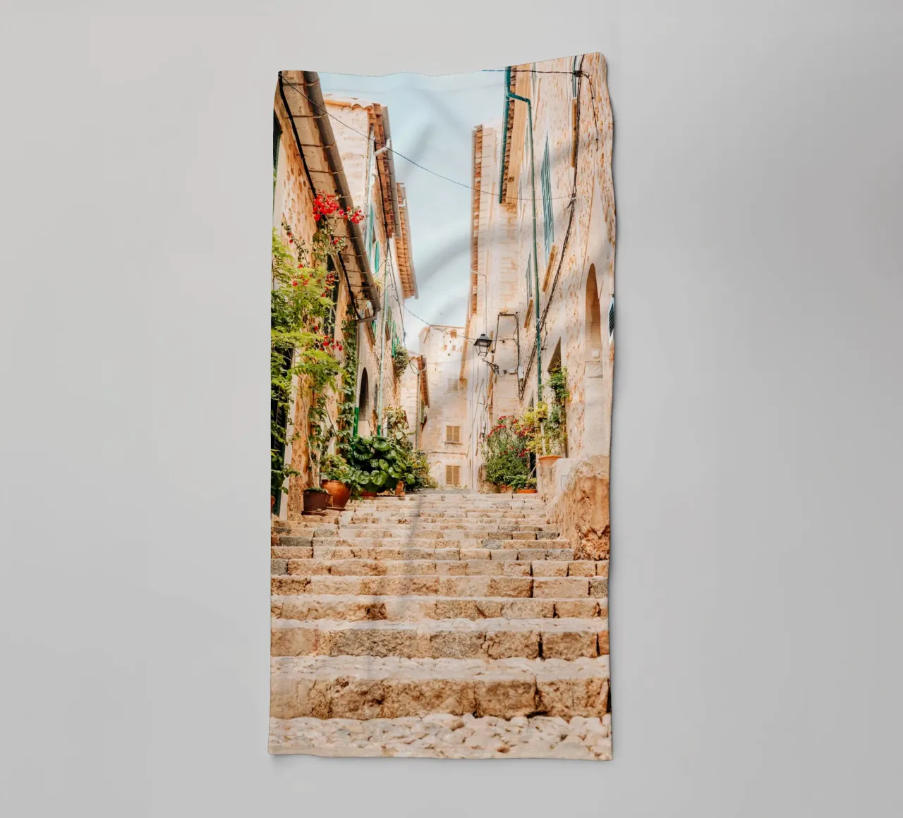 Maiorca - Scala in pietra con piante verdi a Fornalutx asciugamano da bagno da Bold and Retro