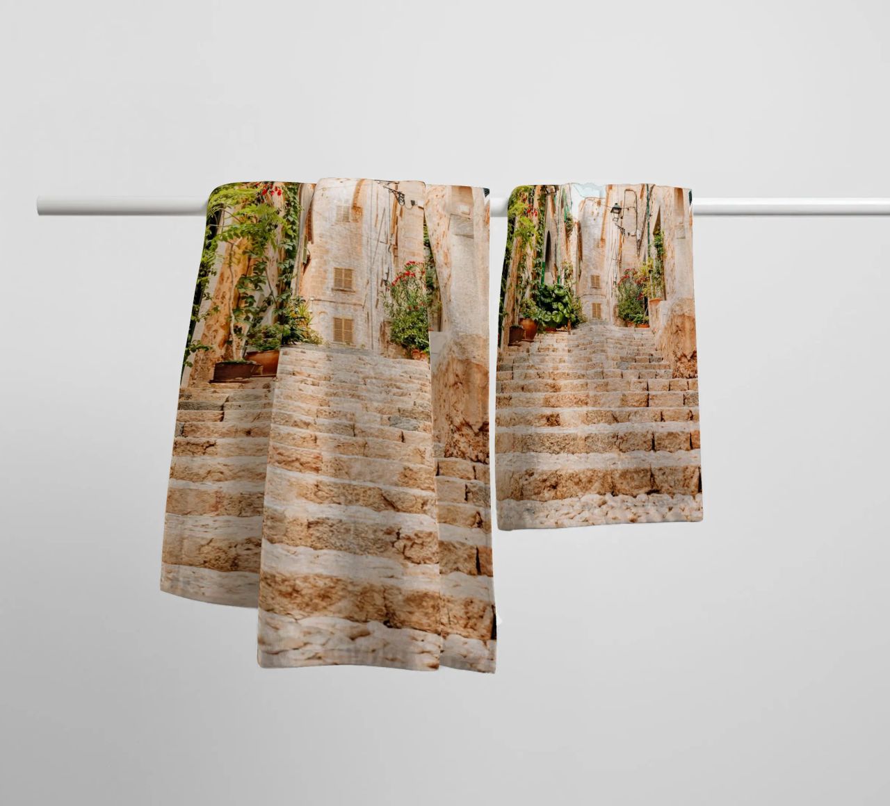 Maiorca - Scala in pietra con piante verdi a Fornalutx asciugamano da bagno da Bold and Retro