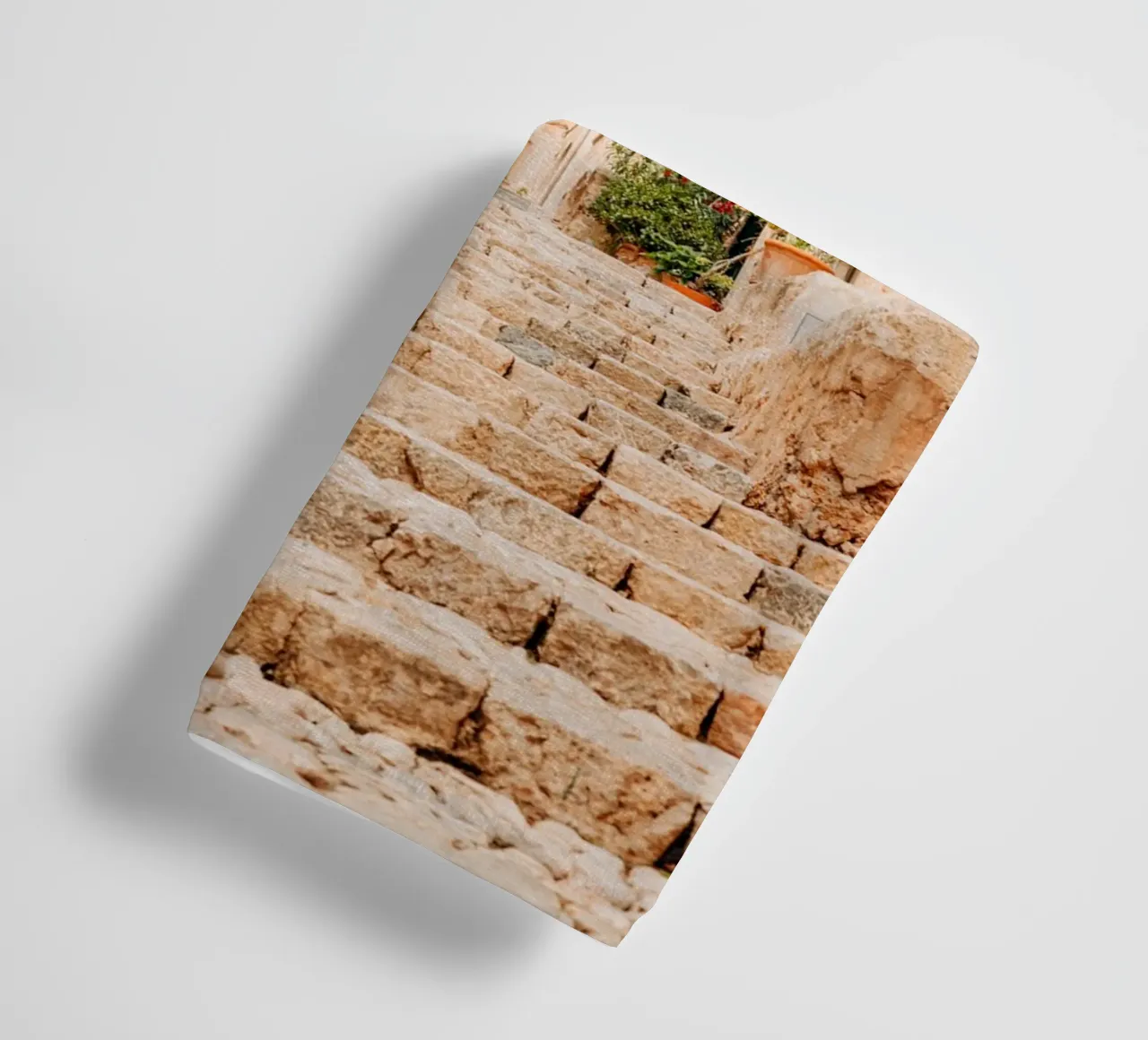 Maiorca - Scala in pietra con piante verdi a Fornalutx asciugamano da bagno da Bold and Retro