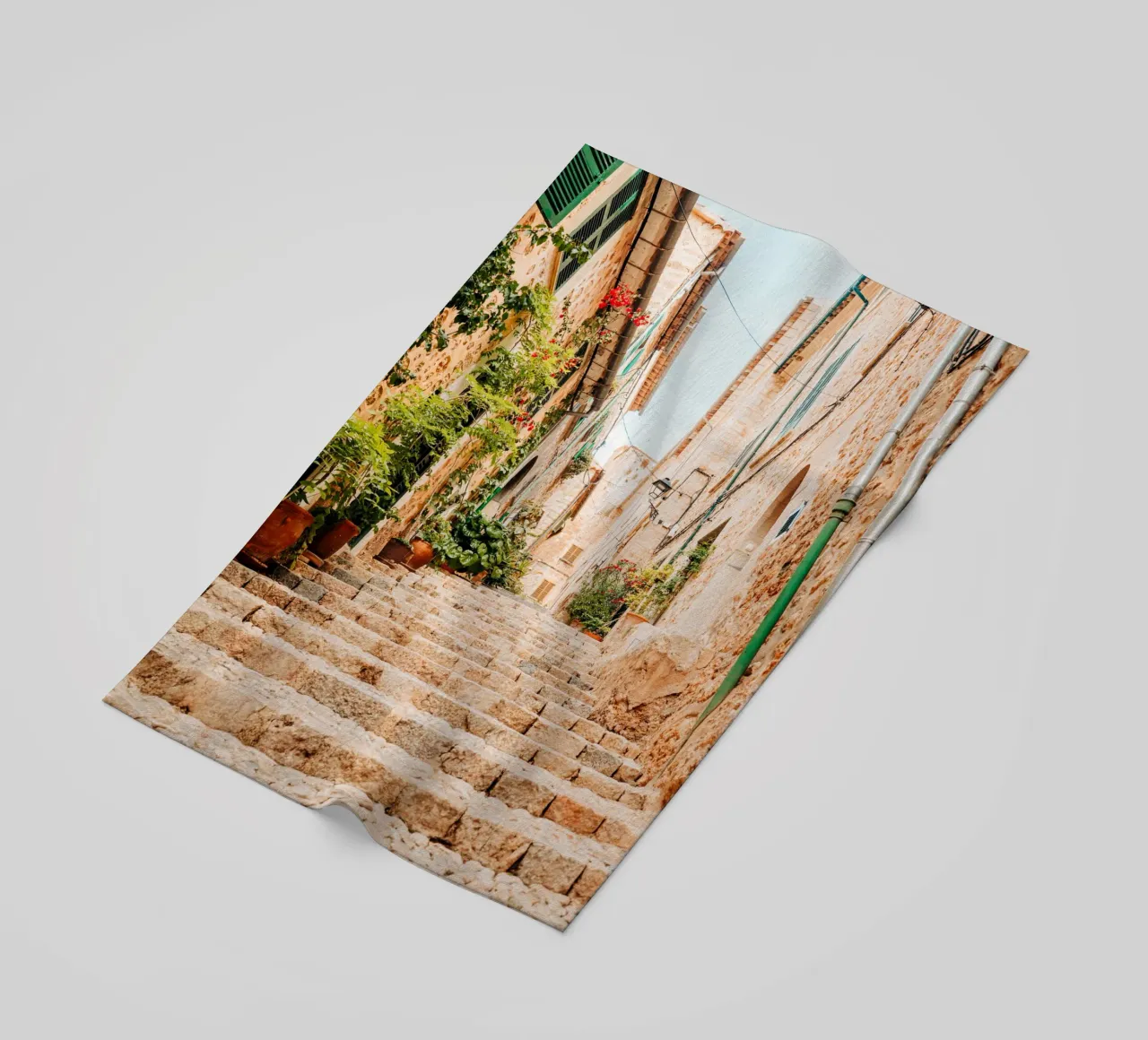 Maiorca - Scala in pietra con piante verdi a Fornalutx telo mare da Bold and Retro