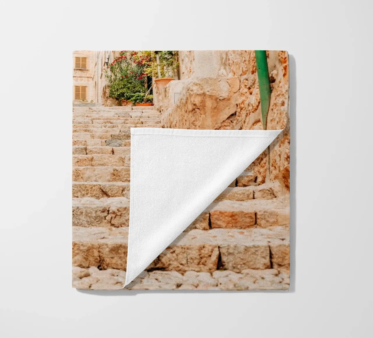 Maiorca - Scala in pietra con piante verdi a Fornalutx telo mare da Bold and Retro