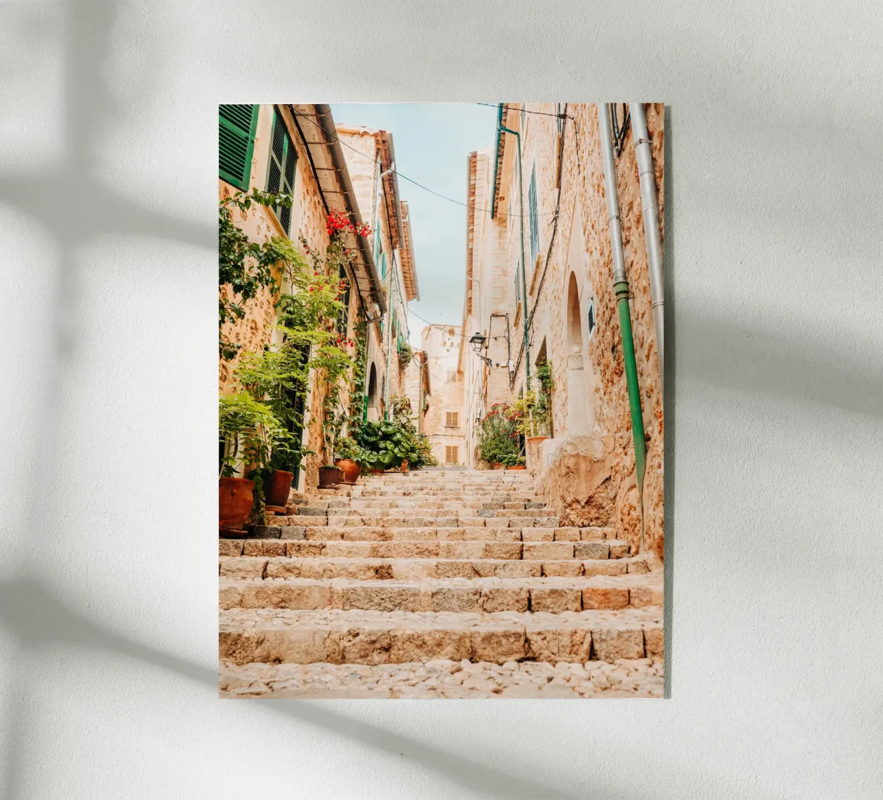 Maiorca - Scala in pietra con piante verdi a Fornalutx plexiglass da Bold and Retro