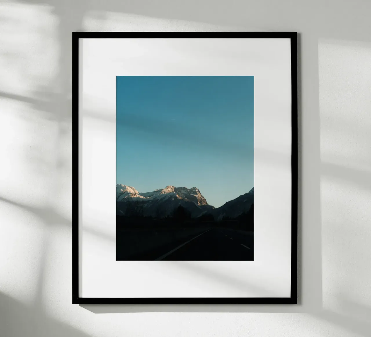 Road to the Alps poster con telaio in alluminio da Sebastian Hilgetag