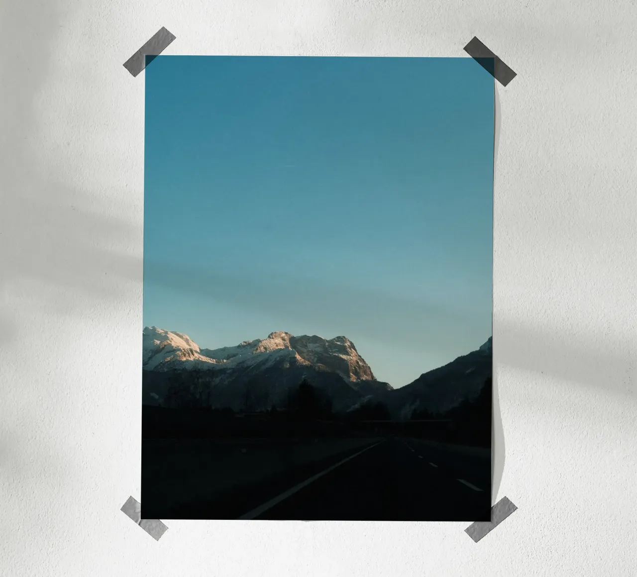 Road to the Alps poster con telaio in alluminio da Sebastian Hilgetag