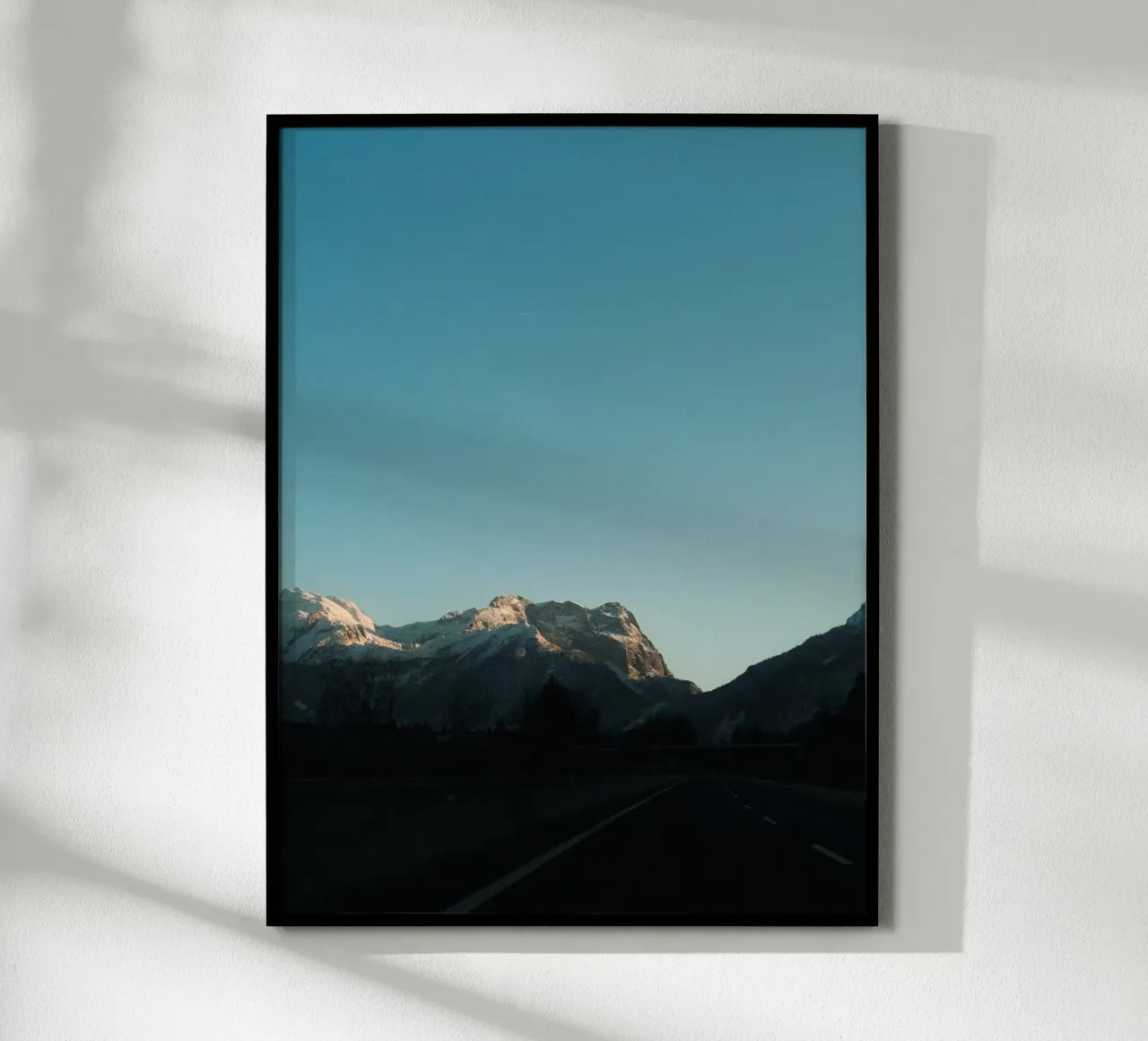 Road to the Alps poster con telaio in alluminio da Sebastian Hilgetag