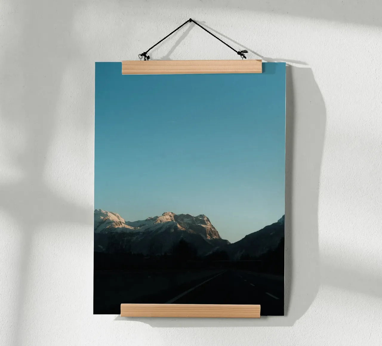 Road to the Alps poster con telaio in alluminio da Sebastian Hilgetag