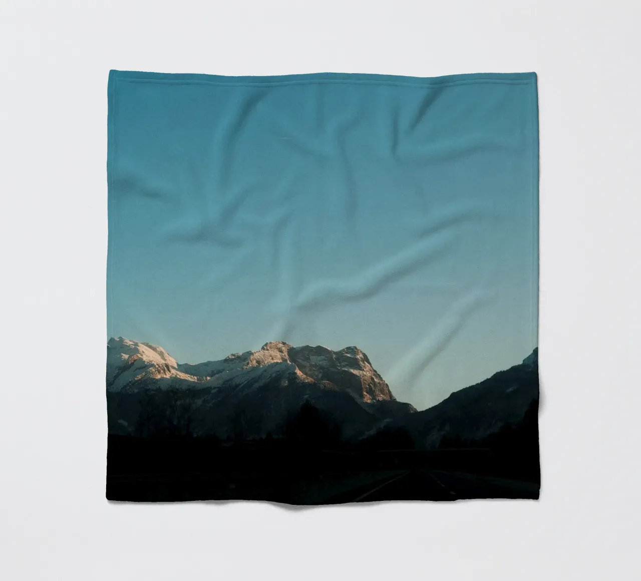 Road to the Alps Fleecedecke von Sebastian Hilgetag
