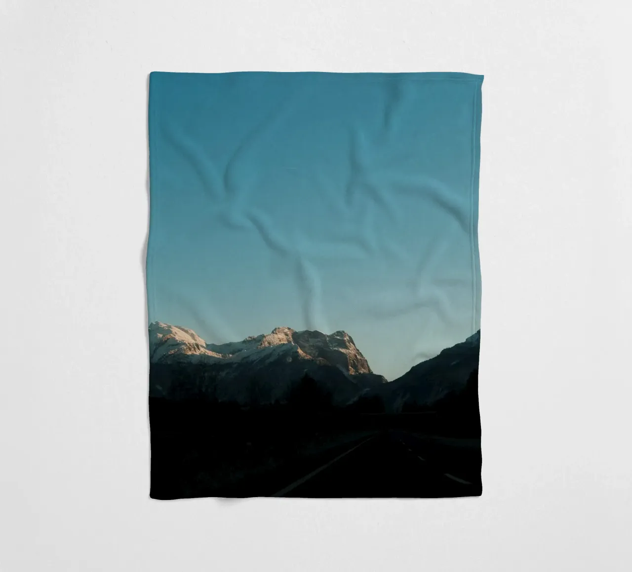Road to the Alps Fleecedecke von Sebastian Hilgetag