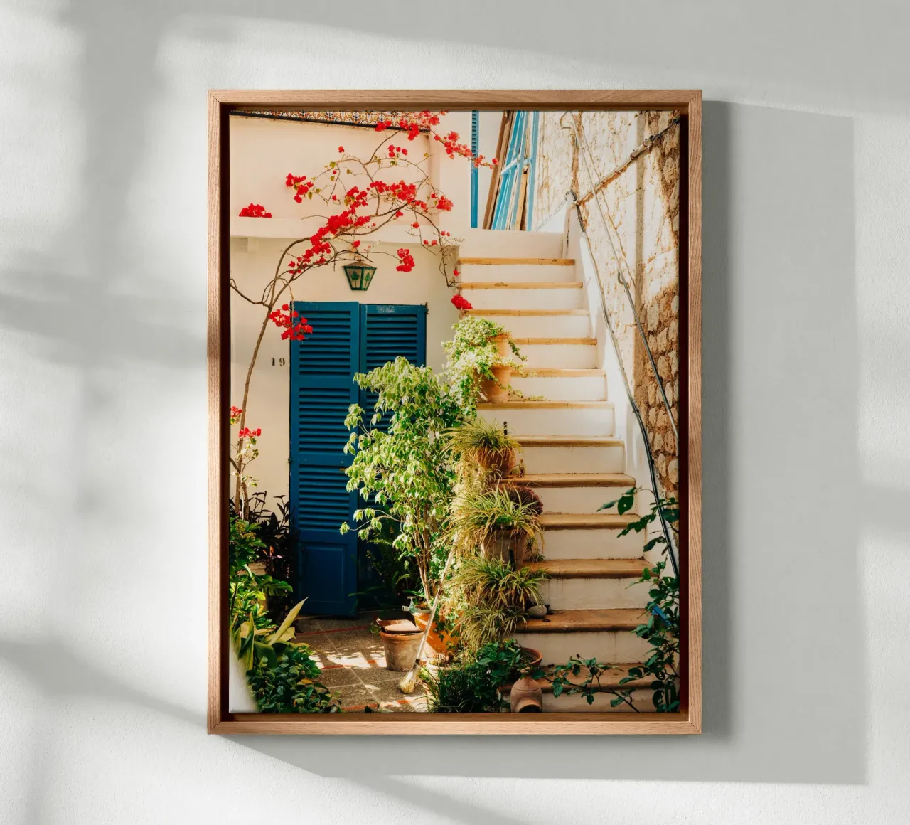 Mallorca, Spanje - groene beplante trap in de achtertuin canvas met Baklijst van Bold and Retro