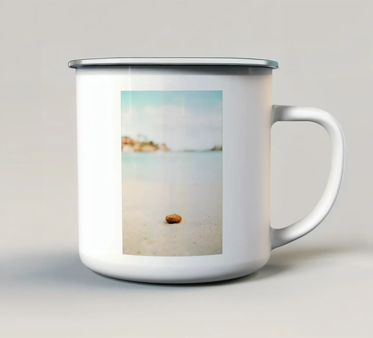 Scena di spiaggia a Maiorca, Spagna tazza in smalto da Bold and Retro