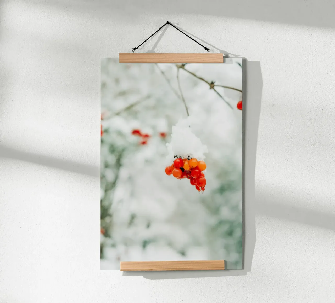 Bacche rosse invernali con neve per gli amanti della natura e dell'inverno poster con telaio in plastica da Bold and Retro