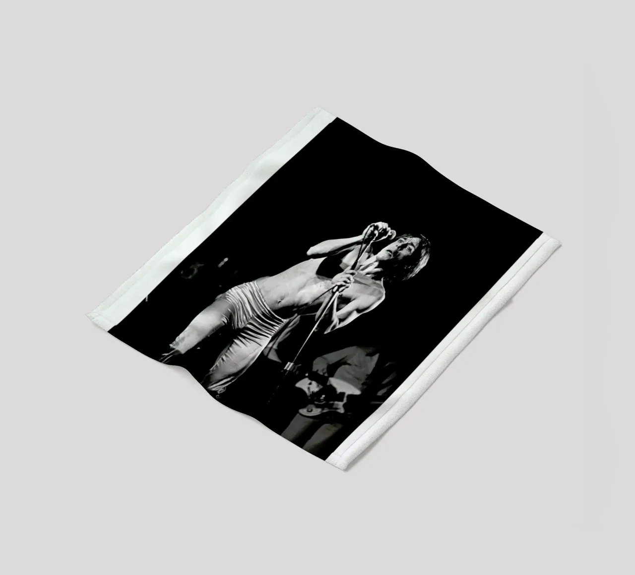 Iggy Pop coperta in pile da Gallery Print and Art Limited