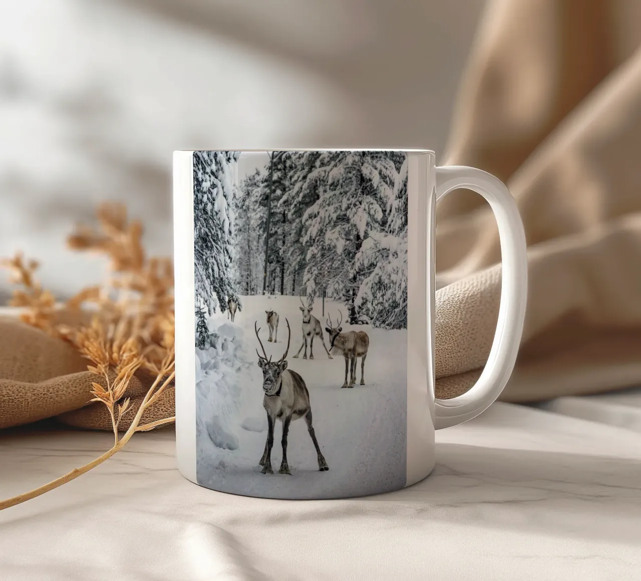 Renne nella neve - Motivo animale invernale tazza in ceramica da Whole©