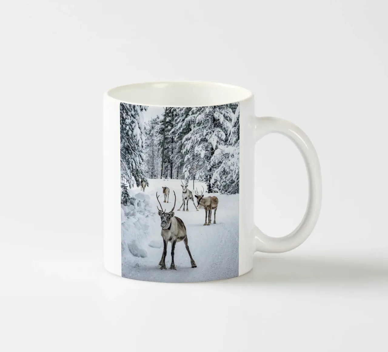 Renne nella neve - Motivo animale invernale tazza in ceramica da Whole©