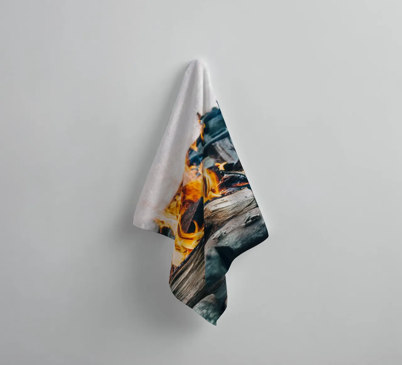 Kampvuur in de openlucht - Rustiek natuurmotief badhanddoek van Whole©