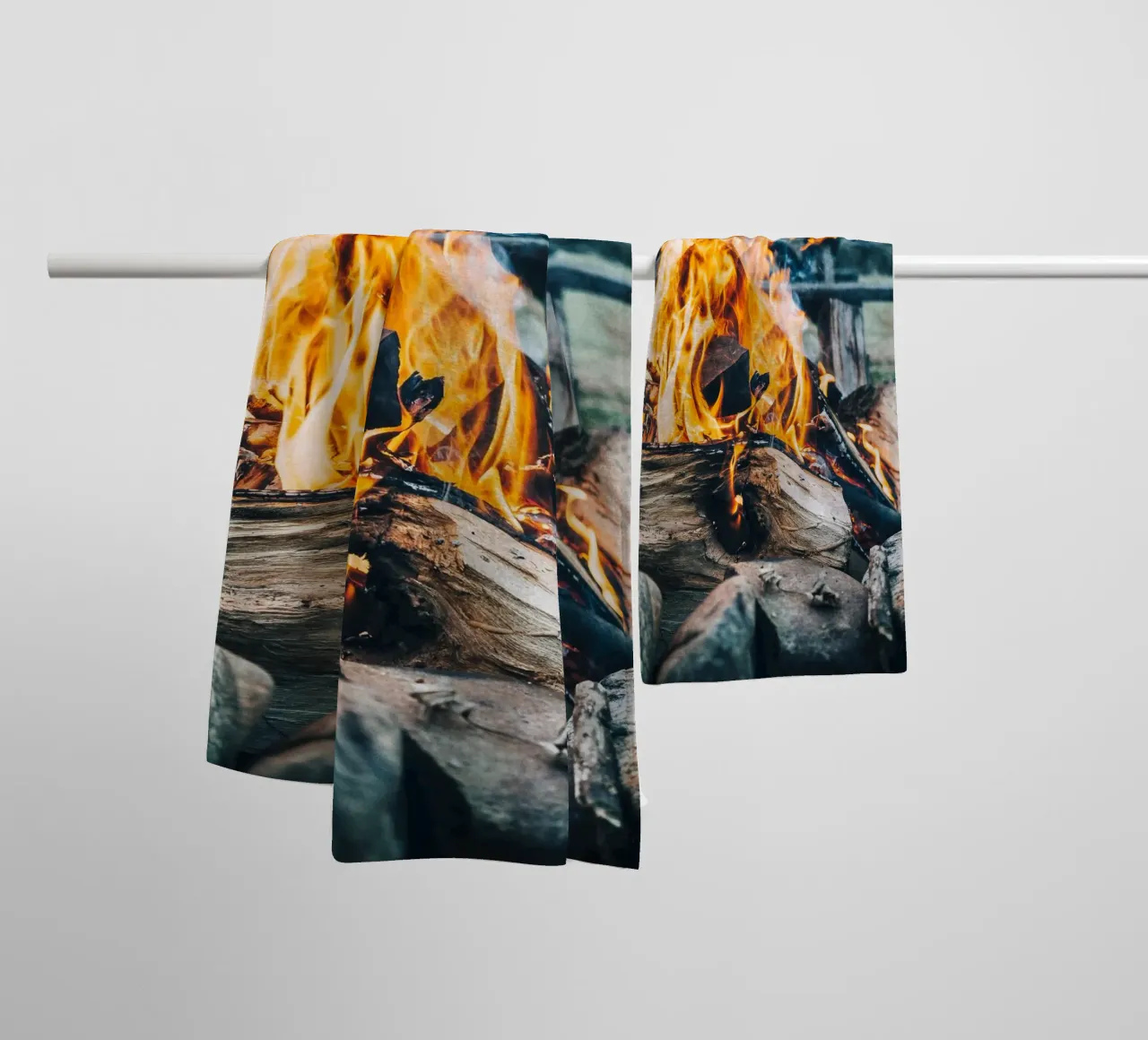 Kampvuur in de openlucht - Rustiek natuurmotief badhanddoek van Whole©