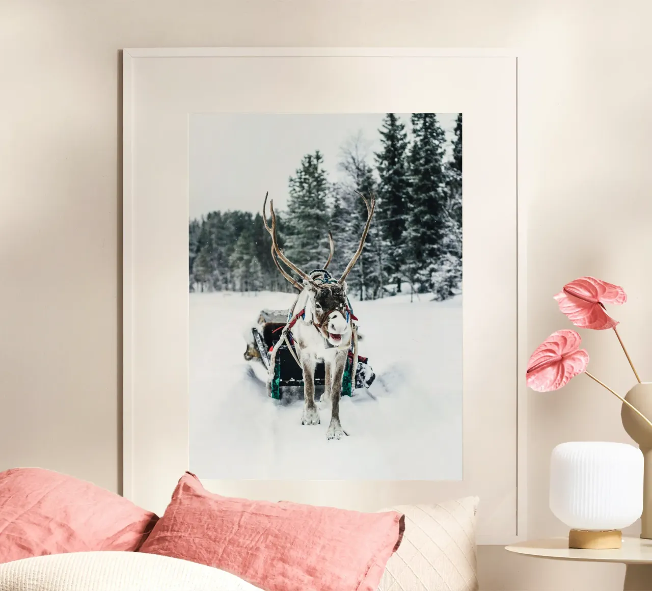 Slitta di renne nella neve - motivo invernale nordico poster con telaio in plastica da Whole©