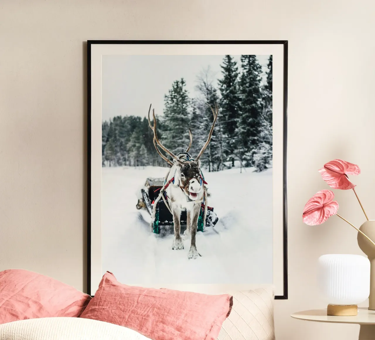 Slitta di renne nella neve - motivo invernale nordico poster con telaio in plastica da Whole©