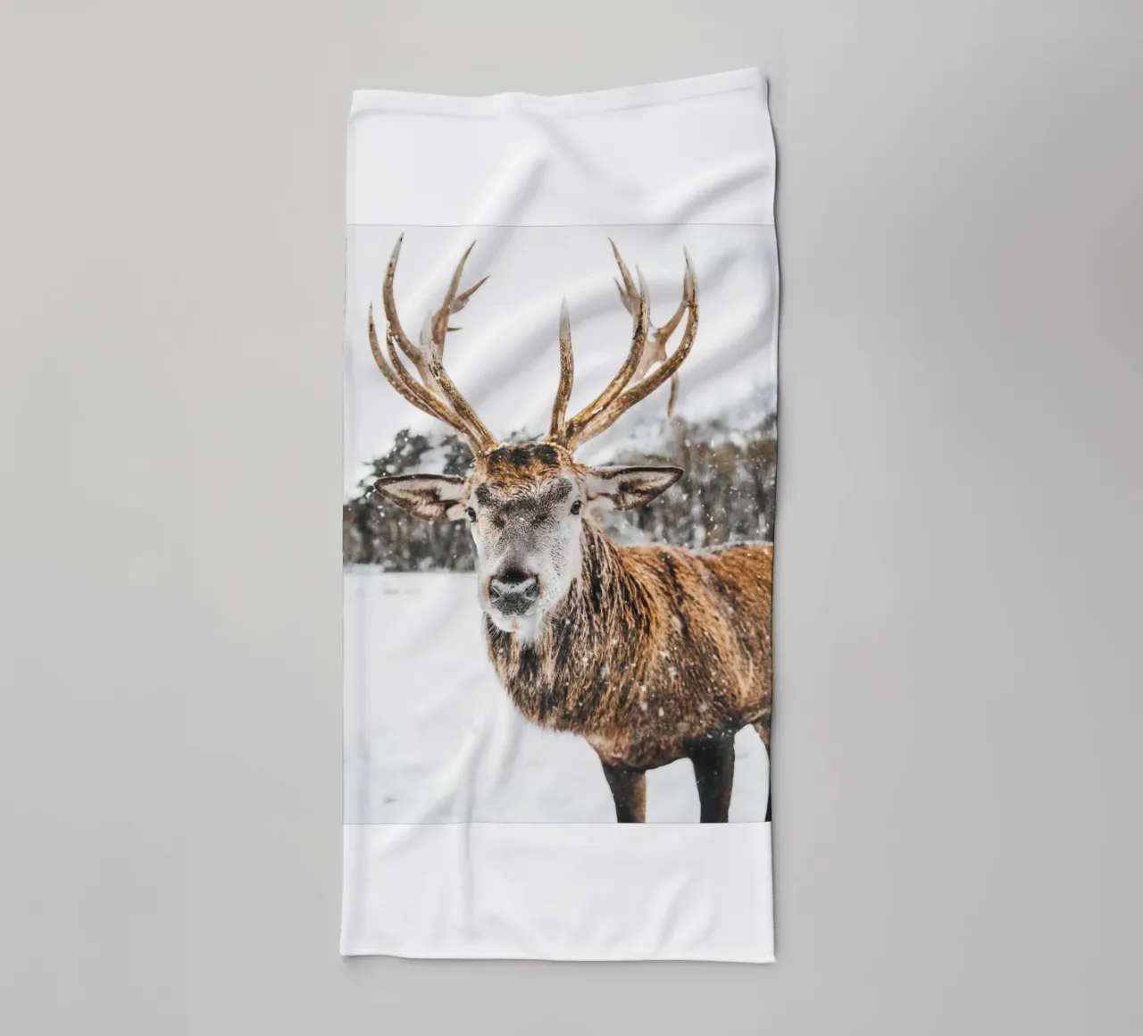 Majestätischer Hirsch – Winterliches Tiermotiv Handtuch von Whole©