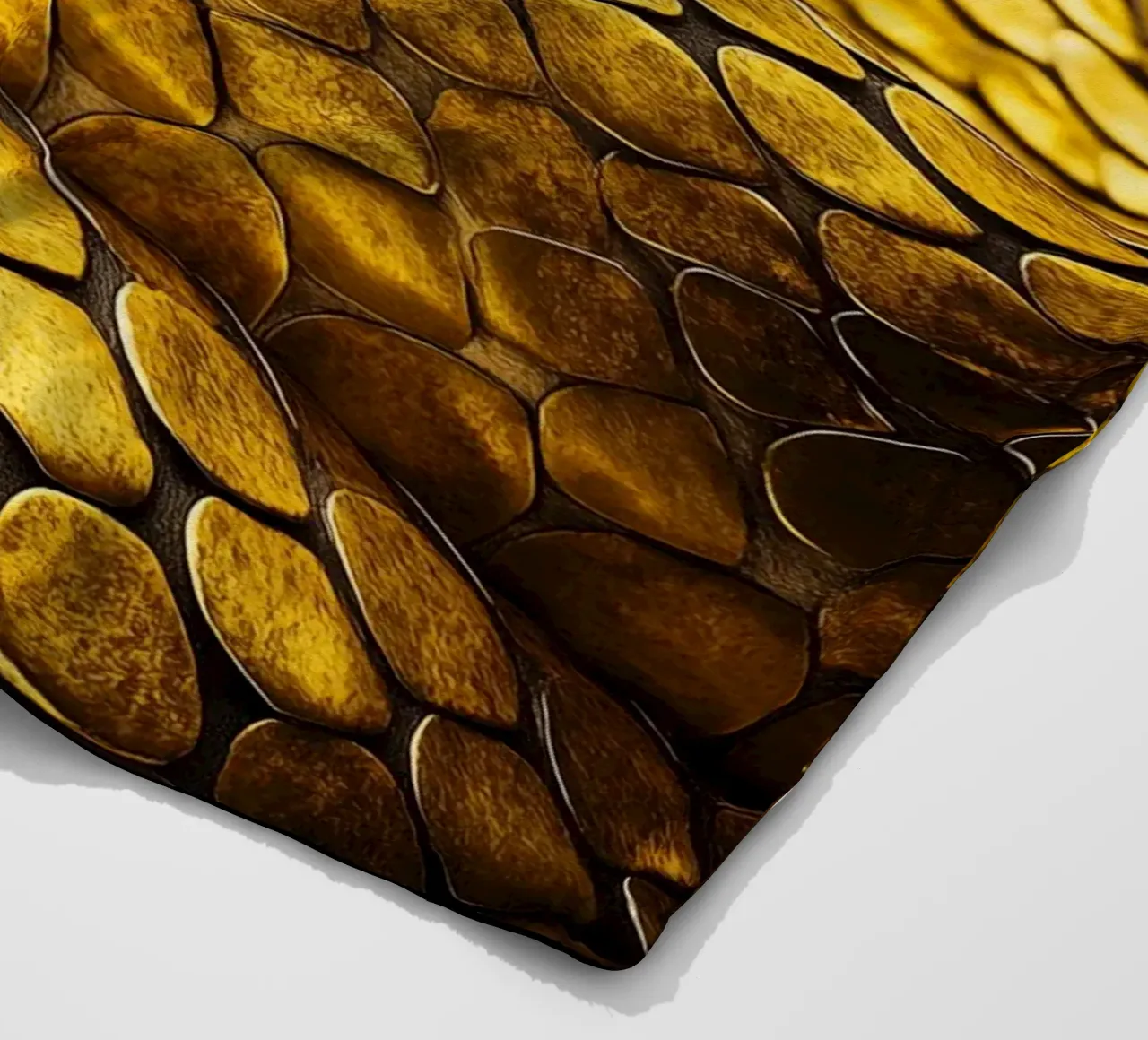 Serpente d'oro con lingua biforcuta coperta in pile da Autofocus