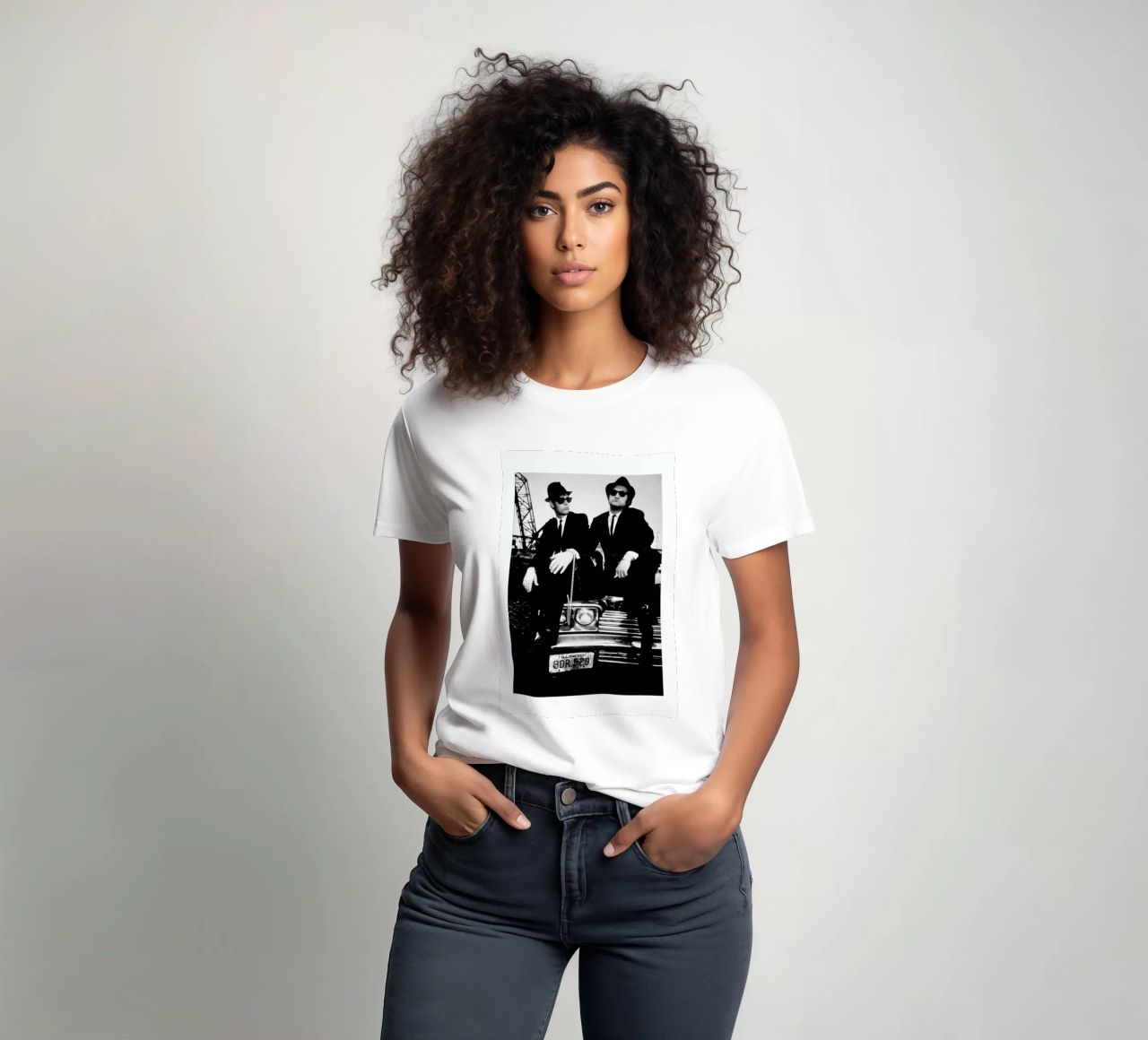 Dan Akroyd and John Belushi in Blues Brothes, 1980 camiseta de Gallery Print and Art Limited
