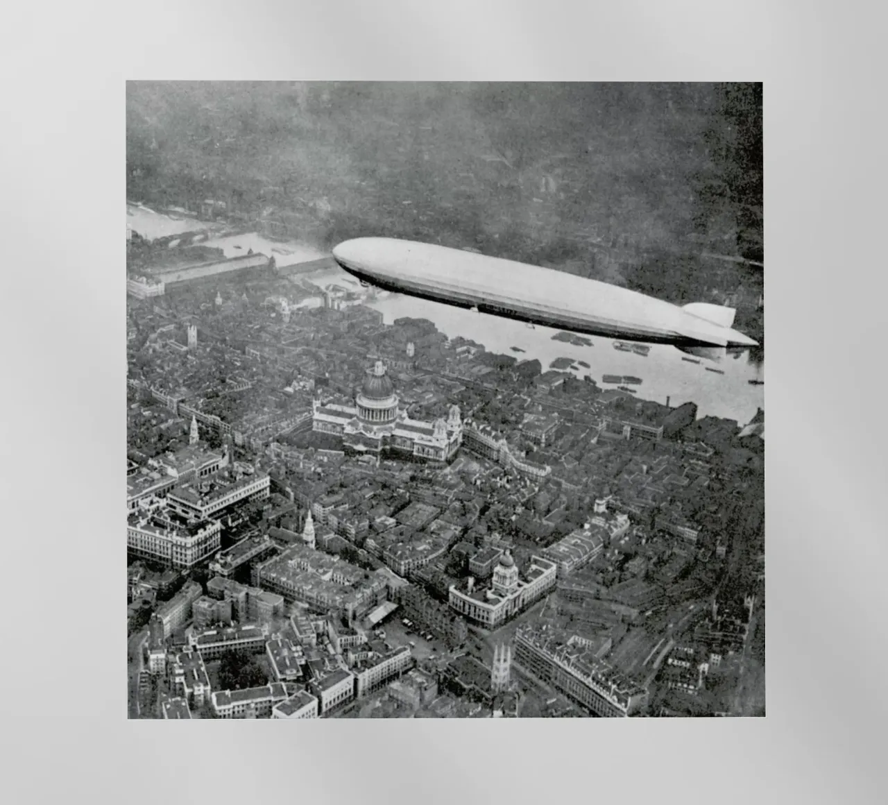 The airship Graf Zeppelin over London, 1931 pellicola backlit da Gallery Print and Art Limited